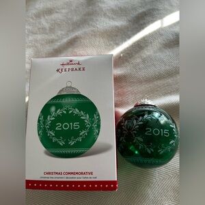 HALLMARK 2015 CHRISTMAS COMMEMORATIVE GREEN GLASS BULB